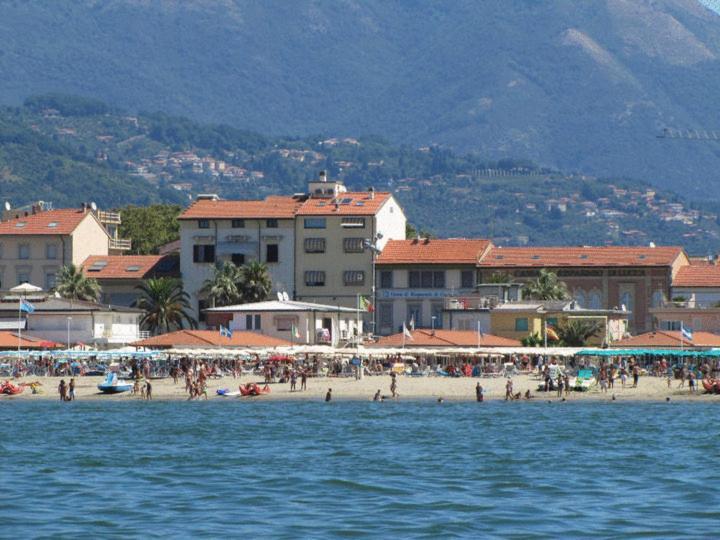 Hotel Pardini ヴィアレッジョ エクステリア 写真